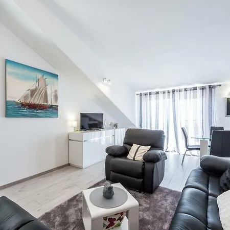 Bella Vista Apartment *